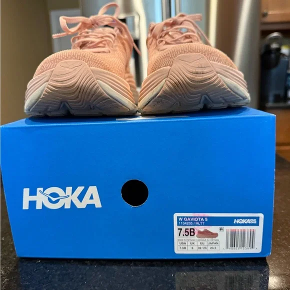 Hoka Women's Gaviota 5 size 7.5 with low mileage - Picture 3 of 10